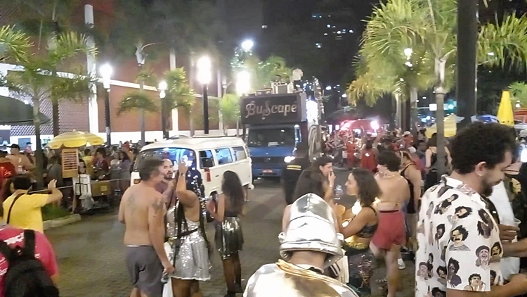 Ferve O Bloco Abre Te S Samo Faz Desfile Noturno Pelo Centro De Bh